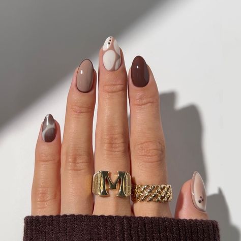 Fall manicure but make it ultra-chic! 🍁 From moody browns to festive allure and avant garde glamour, this roundup is everything you need to nail the season’s coziest vibes! 👌🏾#itsjustanothermanimonday Pick your vibe? 💥 Tap ‘Beauty’ link in Bio to more seasonal nail art trends 💅 — #StyleRave: The ultimate style guide #fallnails #manicureideas #nailinspo Espresso Martini Nails, Martini Nails, Nails Trend, Fall Manicure, Nail Art Trends, Seasonal Nails, Nail Forms, Neutral Nails, Espresso Martini