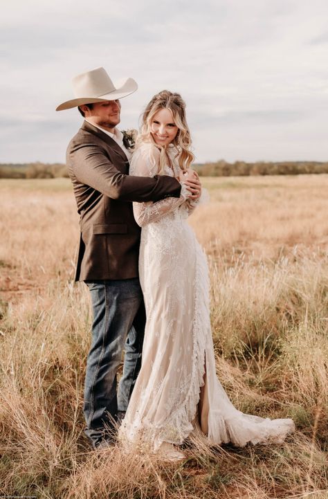 Country Elopement, Foggy Winter, Country Wedding Pictures, Wedding Photography Bridal Party, Brides Sister, Perfect For Each Other, Country Wedding Photos, Country Wedding Photography, Wedding Portrait Poses