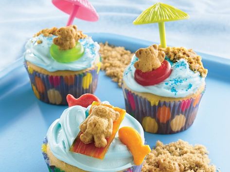 Teddy grahams--so cute! Deco Cupcake, Beach Cupcakes, Summer Cupcakes, Bbq Ideas, Cupcake Wars, Wedding Dessert, Köstliche Desserts, Cupcake Cake, Cupcake Party