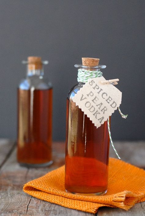 Homemade Spiced Pear Vodka Diy Christmas Gifts Food, Homemade Liqueur, Homemade Liqueur Recipes, Liqueur Recipes, Pear Liqueur, Pickle Vodka, Infused Liquors, Pear Vodka, Homemade Alcohol