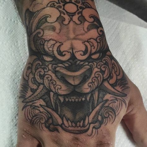 Tattoo Designs Men Traditional, Hand Tattoos Samurai, Japanese Tiger Hand Tattoo, Japanese Tattoo Art Hand, Hanya Hand Tattoo, Dragon Head Hand Tattoo, Versace Hand Tattoo, Hand Tattoos For Women Japanese, Sleeve To Hand Tattoo