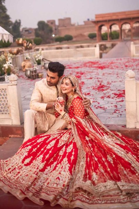 Lehenga Choli Pakistani, Muslim Wedding Photography, Red Lehenga Choli, Gold Lehenga, Muslim Brides, Raw Silk Lehenga, Bridal Dupatta, Lehenga Gown, Beautiful Red Dresses