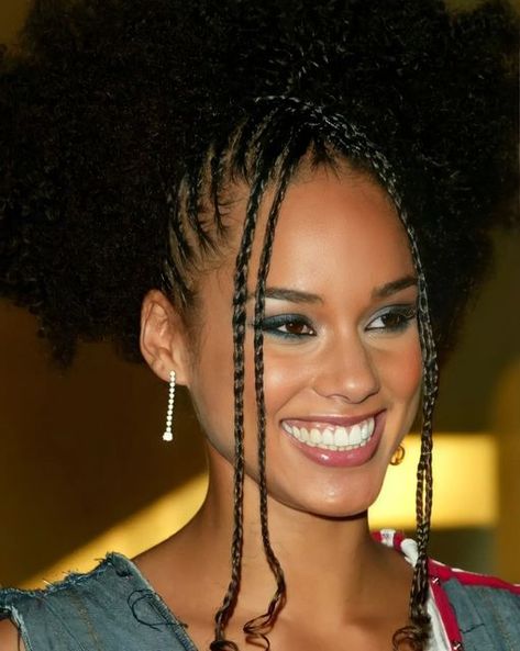 Kima Crochet Hair, Alicia Keys No Makeup, 2000 Hairstyles, Alicia Keys Hairstyles, Alicia Keys Style, 2000s Makeup Looks, Alicia Keys Braids, Glossy Lips Makeup, Vintage Hairstyles Tutorial