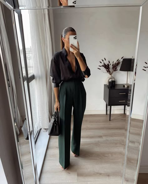 Corporate Fashion Office Chic, Business Dinner Outfit, Corporate Attire Women, Young Professional Outfits, Corporate Attire, Corporate Fashion, Professional Outfits Women, Business Outfits Women, Stylish Work Attire