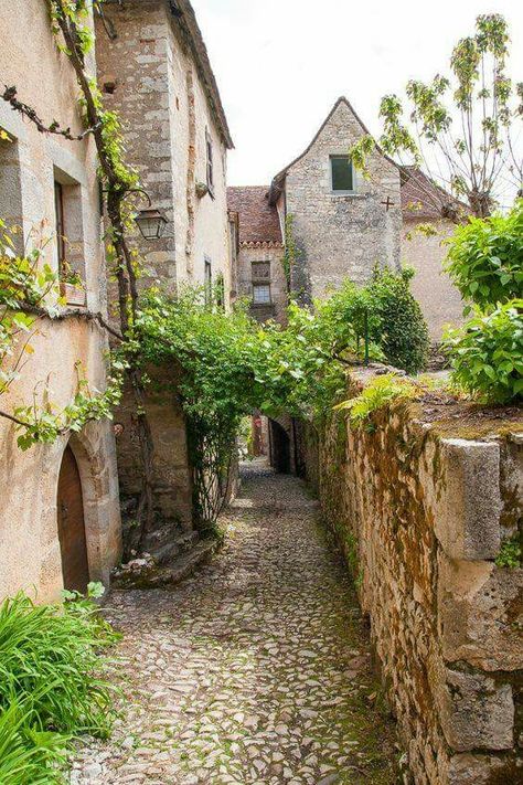 France Brittany, European Castle, Pathway Ideas, Cottages By The Sea, France City, European Castles, Model Train Scenery, European Architecture, Beautiful Streets