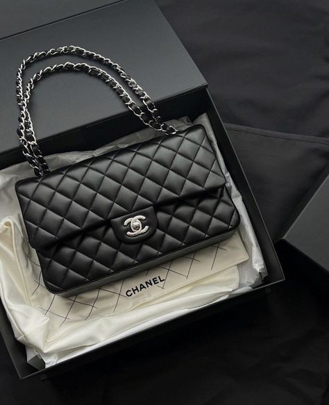 Chanel Handbags Classic, Chanel Party, Chanel Classic Flap Bag, Luxury Bags Collection, Handbag Essentials, Classic Flap Bag, Glam Bag, Party Style, Cute Bags