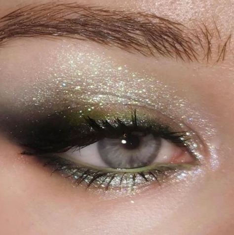 Makeup With Green Dress, Wedding Makeup Green, Edgy Eyeliner, Stylish Eyeliner, Makeup Ideas For Green Eyes, Eyeliner Tutorials, Green Eyeshadow Look, Silvester Make Up, Eyeshadow For Green Eyes