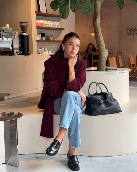 Spotted in Brussels, ordering coffee before leaving Belgium again, Sherien Boni! XOXO, Gossip Girl ☕️ Burgundy Scarf, Xoxo Gossip, Nyc Street Style, Colorful Jumpsuit, Rihanna Style, Fall Outfit Ideas, Fall Winter Wardrobe, Trendy Fall Outfits, Burgundy Sweater