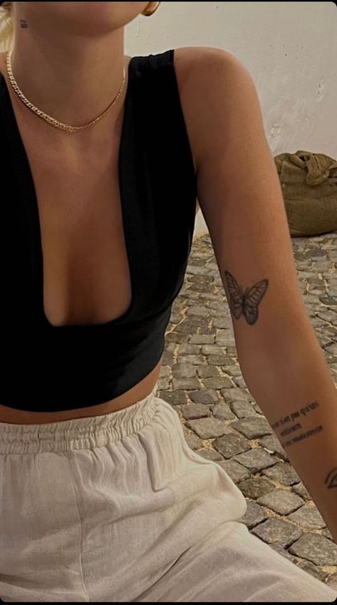 Tatto On Arms Girl, Monarch Butterfly Tattoo Placement, Butterfly On Arm Tattoo, Arm Tattoos For Women Simple, Human Tattoo, Tattoo Papillon, Inside Of Arm Tattoo, Butterfly Tattoos On Arm, Simple Tattoos For Women