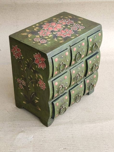 Wooden Box Painting Ideas, Box Upcycle, Beautiful Paintings Of Flowers, Box Makeover, Hand Painted Wooden Box, Jewelry Box Makeover, Furniture Upcycle, Painting Of Flowers, Painted Box