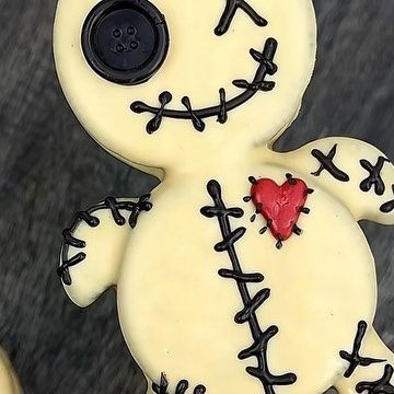 Voodoo Doll Cookies, Red Velvet Oreos, Maria Gomez, Red Velvet Oreo, Halloween Oreos, Doll Cookies, Beer Photos, Spooky Food, Cookie Butter