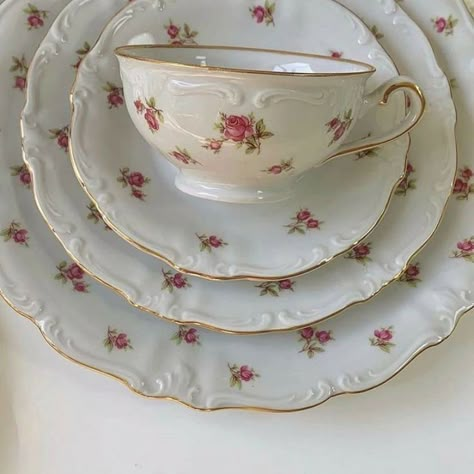 Desain Pantry, Living In London, Antique Dishes, Vintage Dinnerware, Cute Kitchen, Tea Cups Vintage, Vintage Dishes, Dream House Decor, Tea Sets