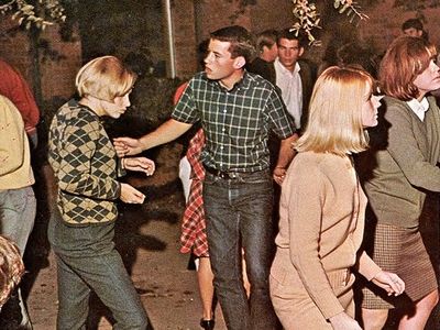 High School Dance, Shall We Dance, People Dancing, Retro Girls, School Dances, Pictures Of People, Youth Culture, Lets Dance, 1960s Fashion