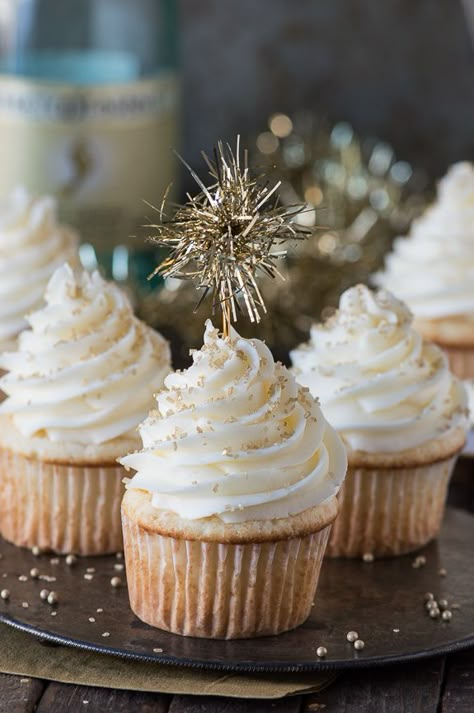 This easy champagne cupcake recipe with champagne frosting is a New Year’s Eve dessert you won’t want to miss! Nye Desserts, Champagne Cupcake Recipes, Cupcakes Funfetti, New Years Eve Dessert, Champagne Recipe, New Year's Cupcakes, New Year's Desserts, Champagne Cupcakes, Champagne Cake