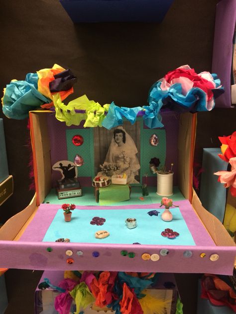 Adorable Shoebox Alter Shoe Box Ofrenda Ideas, Shoebox Ofrenda, Shoebox Ofrenda Project, Day Of The Dead Shoe Box Project, Shoebox Altar, Dia De Los Muertos Altar Shoe Box Ideas, Dia De Los Muertos Crafts Ideas, Pta Board, Shoe Box Diy