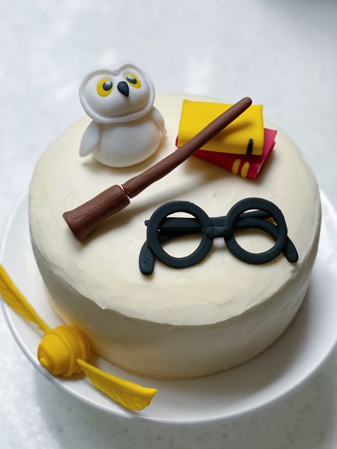 Diy harry potter fondant cake homemade birthday Diy Harry Potter Cake Easy, Diy Harry Potter Cake, Harry Potter Cake Decorations, Harry Potter Theme Cake, Fondant Cake Decorations, Harry Potter Face, Fake Cakes, Diy Harry Potter, About Harry Potter