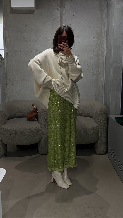 Drag Brunch Outfit Ideas Winter, Winter Tea Party Outfit, Sequin Skirt Outfit, New Years Outfit, Looks Party, Green Sequins, Dinner Outfits, Mode Inspo, Looks Chic