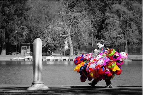 50 Wonderful Black & White Photos with Partial Color Effects Selective Color Photography, Color Splash Photography, Splash Photography, Colour Splash, Street Vendor, White Pictures, Black Backdrops, Black White Photography, White Rainbow