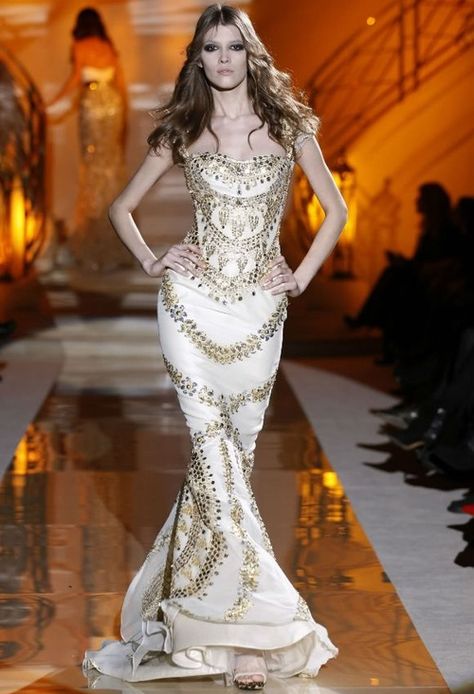 I really love how the hanging beaded style of 1920s high fashion is making a come back!!! Versace <3 Wedding Dresses Zuhair Murad, Zuhair Murad Haute Couture, Saree Bollywood, White Gown, Couture Mode, Dior Couture, Couture Wedding, Zuhair Murad, Couture Gowns