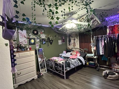 Fnaf Bedroom Aesthetic, Shifting Room Claim, Fnaf Bedroom, Chill Room, Room Goals, Aesthetic Rooms, House Inside, Cute Bedroom Decor, Pretty Room