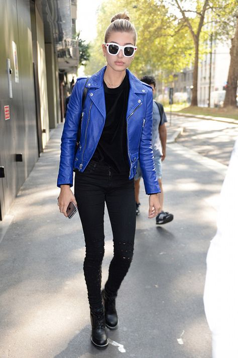 Hailey Baldwin in an electric blue leather jacket, sweater and a pair of ankle boots Blue Leather Jacket Outfit, Leather Jacket Outfit Ideas, Jacket Outfit Ideas, Leather Jacket Outfit, Sweater Jeans, Blue Leather Jacket, Perfect Fall Outfit, Model Street Style, Jacket Sweater