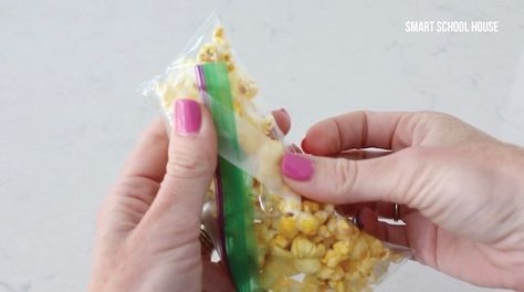 Popcorn corn on the cob treat bags Popcorn Corn On The Cob, Fall Snacks Kids, Popcorn Craft, Party Planning Food, Fair Week, Corn Food, John Deere Party, Diy Popcorn, Thanksgiving Candy