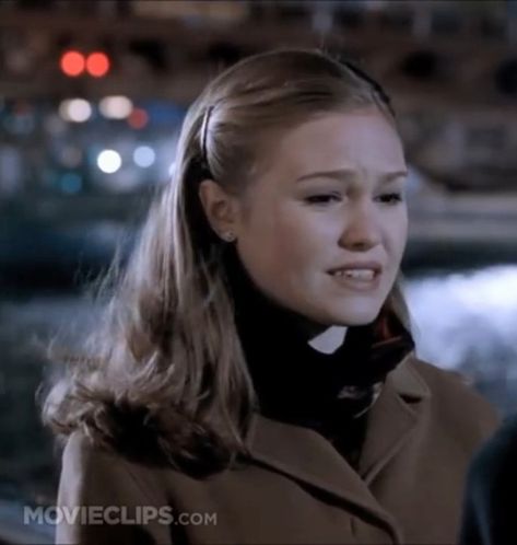 90s Styled Hair, Iconic Movie Hairstyles, Julia Styles Hairstyles, 90s Movie Hairstyles, Not Basic Hairstyles, Julia Stiles Hairstyles, Journalist Hairstyles, Half Up Half Down 2000s Hair, 2000s Hairstyles Straight Hair