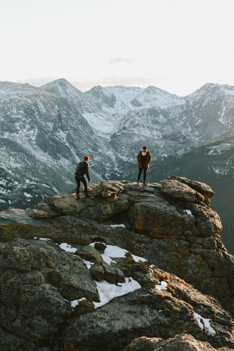 Wesley & Emma Photography document adventurous engagement sessions in Rocky Mountain National Park. Late September or early October is the perfect time for your Rocky Mountain National Park engagement session. #rockymountainnationalpark #adventurousengagementphotos #trailridgeroad #coloradoelopement #coloradowedding #coolengagementphotos #engagementpics #coloradoelopementideas #engagementphotos #aestheticphotography #creativephotoshootideas #nontraditionalengagementphotos #mountainwedding Rocky Mountain National Park Engagement, Park Photoshoot, Creative Engagement Photo, Poster Competition, Location Scouting, Creative Aesthetic, National Parks Photography, Creative Photoshoot Ideas, Colorado Elopement