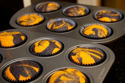 Ghoulishly Orange and Black Halloween Cupcakes on http://www.theculinarylife.com Halloween Food Cupcakes, Swirl Cupcakes, Halloween Baking, Halloween Goodies, Couples Halloween, Halloween Desserts, Halloween Snacks, Halloween Food For Party, Halloween Cupcakes