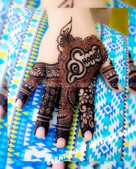 Bridal Mehndi Designs With Names, Mehndi Designs With Name, Name Mehandi Designs, Birthday Mehndi Designs, Name Mehndi Design, Legs Mehndi Design, Mehndi Designs Bridal Hands, Rose Mehndi Designs, Simple Mehndi Designs Fingers