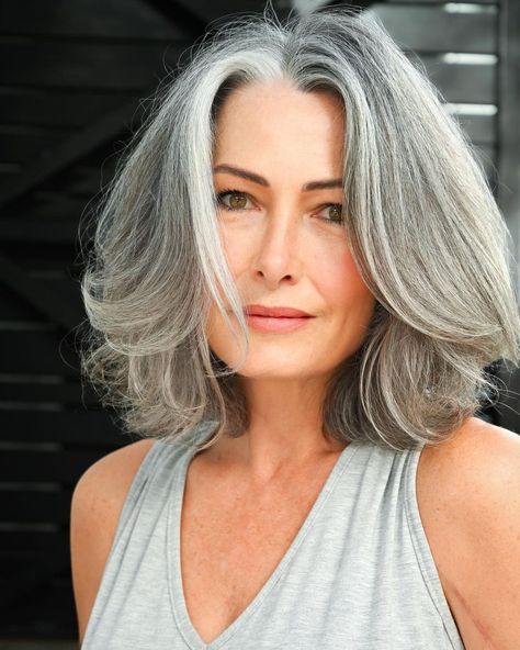 Grey Bob Hairstyles, Silver Haired Beauties, Balayage Blond, Gorgeous Gray Hair, Grey Hair Inspiration, Beautiful Gray Hair, Layered Hairstyles, Medium Hair Cuts, Older Women Hairstyles