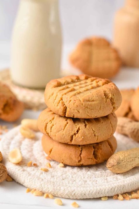 These 5-ingredients Almond Flour Peanut Butter Cookies are the best healthy peanut butter cookies ever, 100% refined sugar free, egg-free and gluten free. Bonus, this recipe takes less than 20 minutes to make to bring an healthy snack to your table in no time. Honey Treats, Almond Flour Recipes Cookies, Galletas Keto, Coconut Flour Cookies, Healthy Peanut Butter Cookies, Clean Desserts, Vegan Peanut Butter Cookies, Almond Butter Cookies, Easy Peanut Butter Cookies