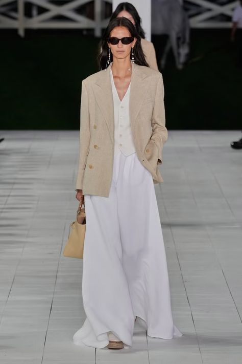 ralph lauren spring summer 2025 Ralph Lauren Fashion Show, Ralph Lauren Summer, Ralph Laurent, Celebrity Culture, Column Skirt, Ralph Lauren Style, Plunge Dress, Ralph Lauren Collection, Formal Style