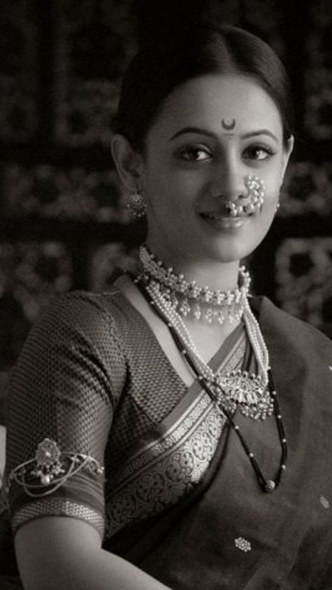 Marathi Maharashtrian Photoshoot, Spruha Joshi, Marathi Saree, Maharashtrian Jewellery, Marathi Bride, Nauvari Saree, Modeling Photoshoot, Traditional Indian Jewellery, Indian Look