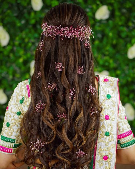 Mayoun Hairstyles, Tongs Hairstyle, Flower Hairstyles Indian, Loreal Hair Color Chart, Bridal Hairstyles With Braids, Bridal Hairstyle Indian Wedding, Hair Style On Saree, Saree Hairstyles, Hair Style Vedio