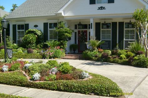 Small House Landscaping, Circle Driveway Landscaping, Landscaping Deck, Front Entry Landscaping, Front Garden Ideas Driveway, Easy Garden Ideas Landscaping, Garden Ideas Driveway, Landscape Yard, Porch Landscaping