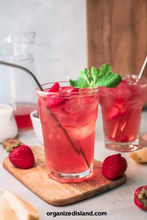 Strawberry Ice Tea, Strawberry Sweet Tea, Mcdonalds Sweet Tea, Strawberry Iced Tea, Bridal Shower Food Ideas, Peach Tea Recipe, Shower Food Ideas, Sweet Tea Recipes, Iced Tea Recipe