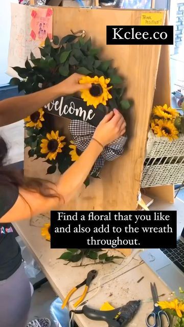 Sunflower Wreaths For Front Door, Sunflower Christmas Wreaths, Fall Wreaths Sunflowers, Corn Husk Sunflower Wreath, Winter Sunflower Wreath, Dried Sunflower Wreath, Diy Projects Gifts, Wreath Maker, Diy Fall Wreath