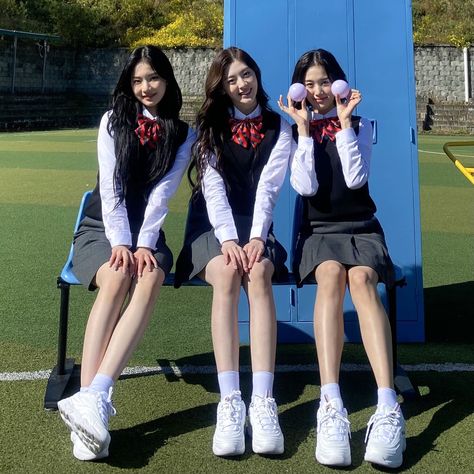 Korea School, School Dr, Stayc Seeun, Korean Student, Friendship Photoshoot, Friend Pictures Poses, Bff Photoshoot Poses, Friend Poses Photography, School Uniforms