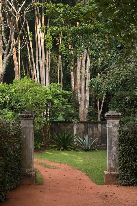 Geoffrey Bawa, Homesteading Animals, South African Homes, Entrance Way, Rest House, Rural House, Entrance Ways, Tropical Houses, House Architecture Design