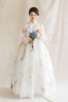 Hanbok Wedding Dress, Hanbok Wedding, Korean Wedding Dress, Gaun Abad Pertengahan, Korea Hanbok, Traditional Asian Dress, Korean Traditional Dress, Modern Hanbok, Korean Hanbok