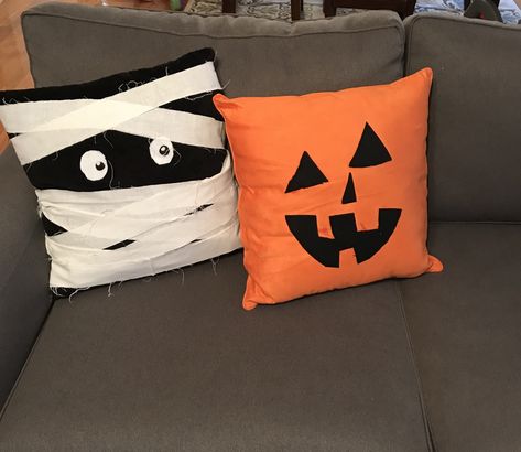 Halloween pillows Halloween Pillow Patterns Sewing, Halloween Pillow Diy, Halloween Cushions, Halloween Pillows Diy, Spooky Diy Halloween Decor, Halloween Throw Pillows, Halloween Cushion, Fall Sewing Projects, Netflix Horror