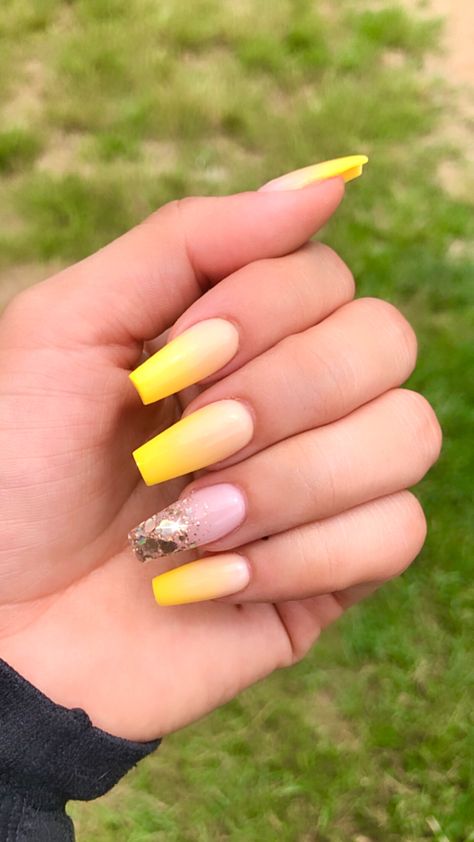 Nail Ideas Ambre, Ombre Yellow Acrylic Nails, Nail Yellow Design, White And Yellow Nails Ideas, Ombré Yellow Nails, Yellow Ombre Nails Short, Nails With Yellow Dress, Yellow Ombre Acrylic Nails, Yellow Ombre Nails Coffin