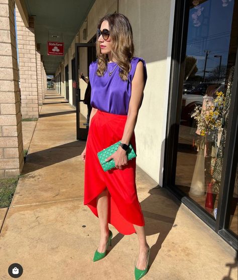 Combining Colors, Black Fashion Designers, Look Rose, Color Blocking Outfits, Viva Magenta, Matching Colors, Red Skirts, Styling Ideas, Western Outfits