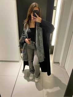 Schwarzer Mantel Outfit, Grey Top Outfit, White Vest Outfit, Winter Drip, Lederhosen Outfit, Mantel Outfit, Zara Winter, Outfit Inspo Winter, Zara Drip