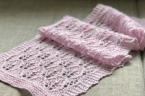 How to knit a lace scarf (for beginners) - Knitting Blog Pattern Duchess Knitted Scarf Pattern Free Easy, Lace Scarf Pattern, Tutorial Knitting, Stretchy Bind Off, Knitted Scarves, Knitting Patterns Free Scarf, Lace Knitting Patterns, Scarf Knitting, Knitting Blogs