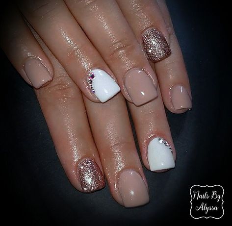 Rose Gold Nails Wedding Brides, Square Nail Designs Wedding, Rose Gold White Nails, White Nails With Rose Gold Glitter, Rose Gold Wedding Nails For Bride, White Rose Gold Nails, Rose Gold Short Nails, Nude Tan Nails, Nude Rose Gold Nails