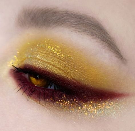 Autumn Vampire Eye Fall Eyeshadow Looks Autumn Smokey Eye, Bold Fall Makeup, Colorful Fall Makeup, Wedding Makeup For Fall, Lumiere Makeup Beauty And The Beast, Orange Fall Makeup Looks, September Makeup Looks, Black And Yellow Makeup Looks, Casual Fall Makeup