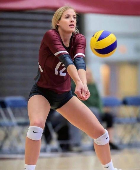 Instagram Volleyball Team Pictures, Sports Photoshoot, Volleyball Senior Pictures, Volleyball Uniforms, Volleyball Photos, Volleyball Poses, Female Volleyball Players, Volleyball Pictures, Volleyball Player