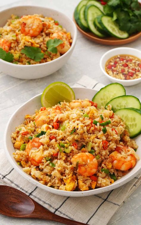 Khao Pad ( Thai Fried Rice ) - Khin's Kitchen Khao Pad, Sushi Bowl Recipe, Thai Fried Rice, Vegetarian Stir Fry, Chicken Breast Crockpot Recipes, Crockpot Chicken Breast, Seared Chicken Breast, Easy Rice, Cheesy Chicken Broccoli